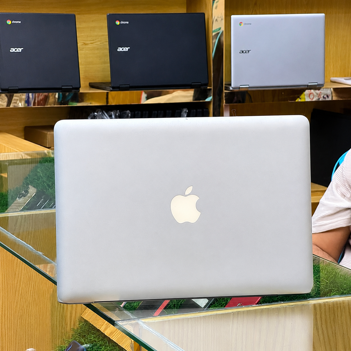 MacBook Pro 1278 model 4GB 256GB 13 inches display